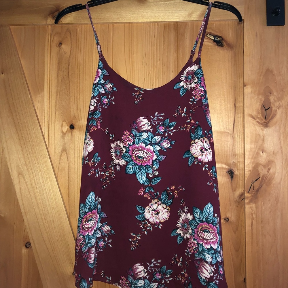 Cute flowy burgundy floral top 🌺